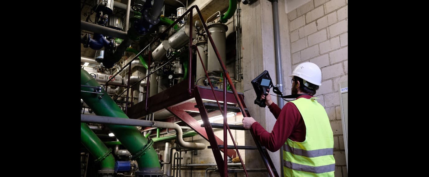 A one-handed camera allows the operator to keep one hand on the railing.