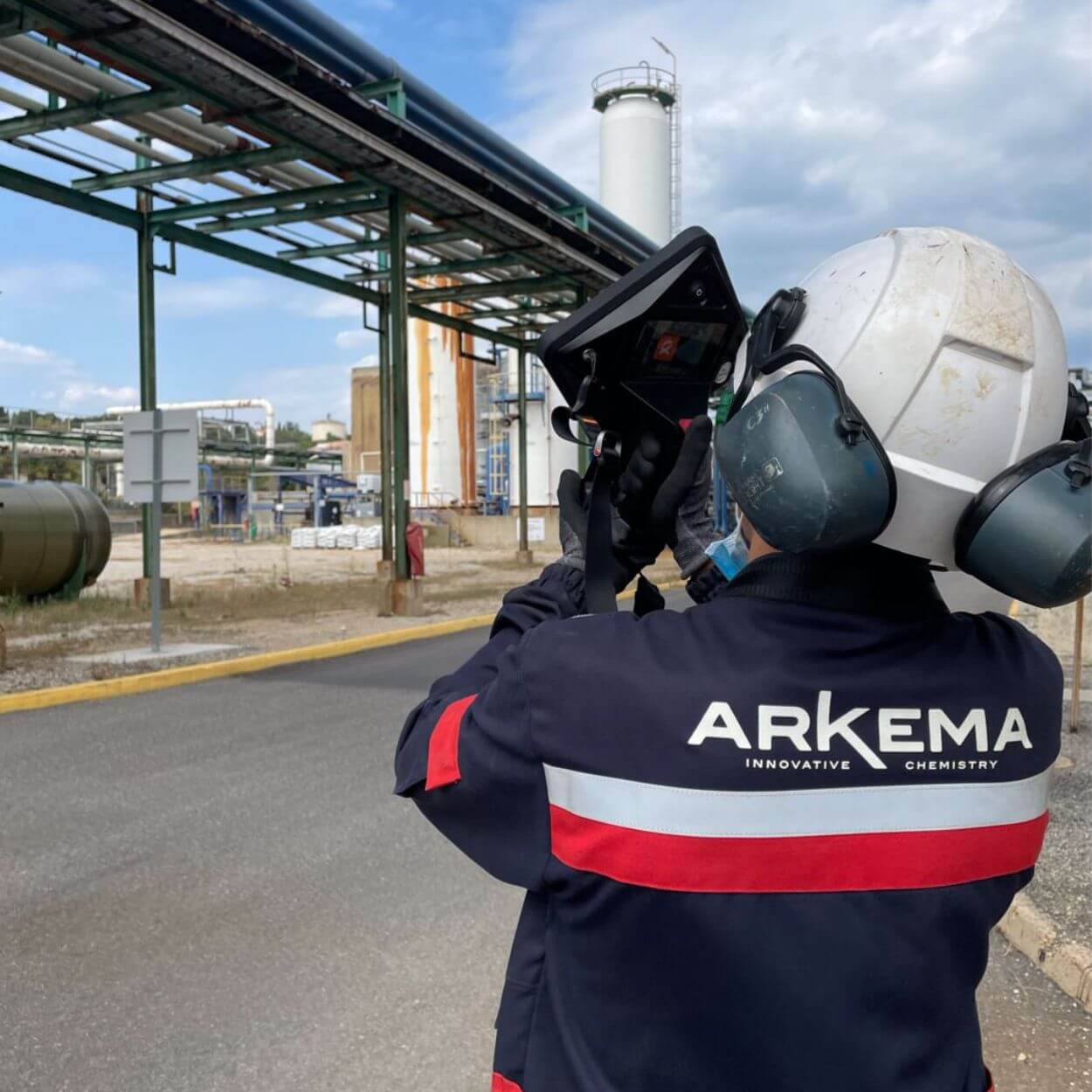 Arkema thumbnail - Man inspecting above at a distance with Distran Ultra Pro X